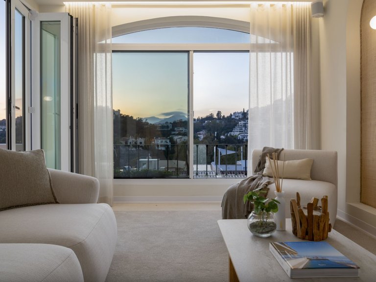 ERHÖHTES DUPLEX-PENTHOUSE ZUM VERKAUF AUF DEN HÜGELN VON LA QUINTA, BENAHAVIS 13