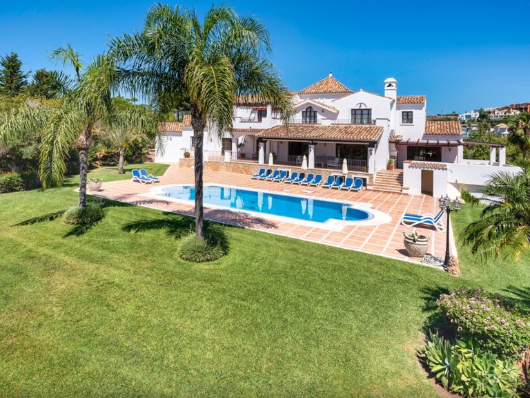 MANSION WITH LARGE GARDEN FOR SALE IN ESTEPONA EAST 1