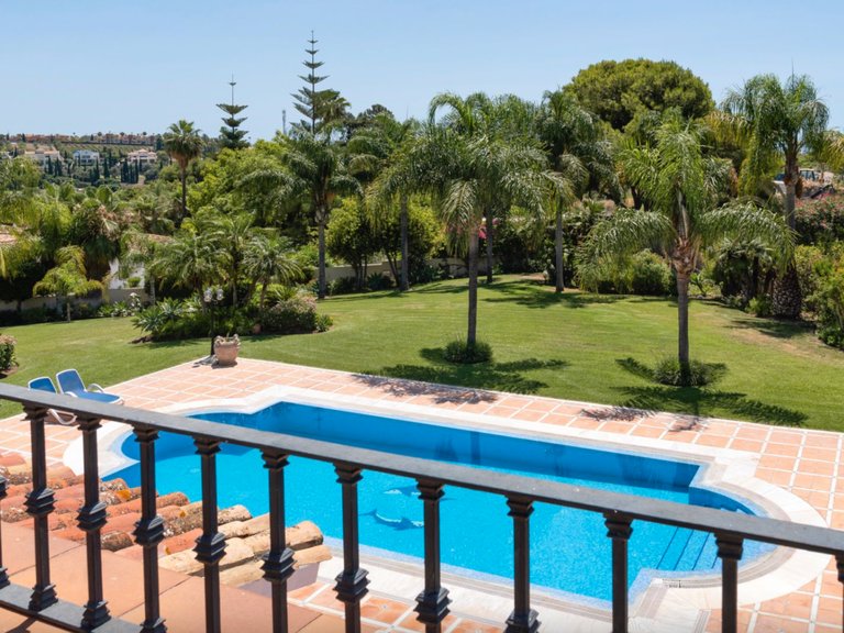MANSION WITH LARGE GARDEN FOR SALE IN ESTEPONA EAST 12