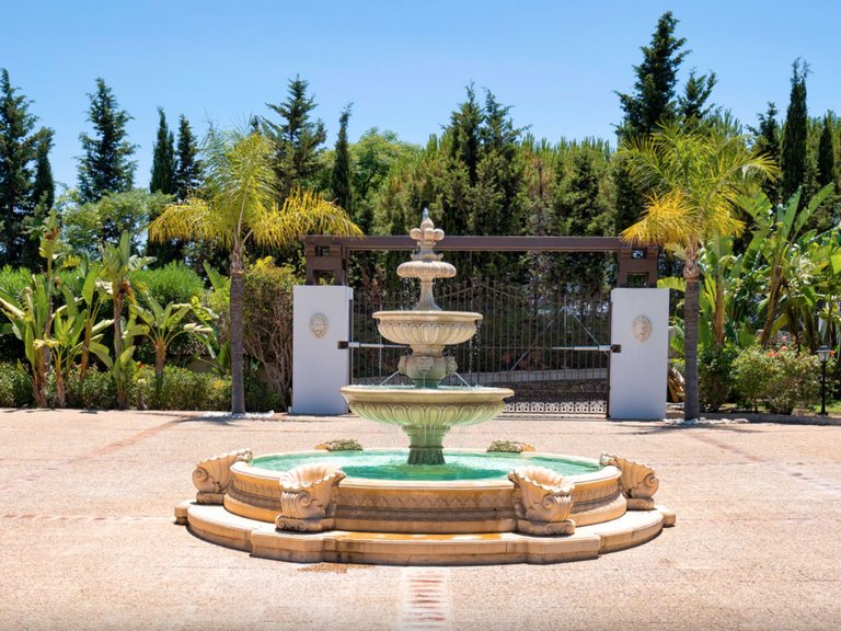 MANSION WITH LARGE GARDEN FOR SALE IN ESTEPONA EAST 8