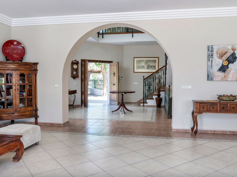 MANSION WITH LARGE GARDEN FOR SALE IN ESTEPONA EAST 9