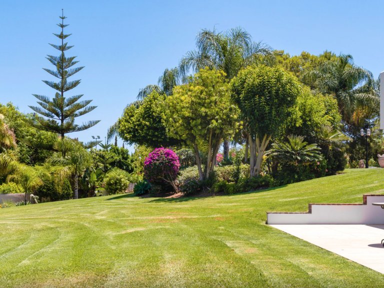 MANSION WITH LARGE GARDEN FOR SALE IN ESTEPONA EAST 21