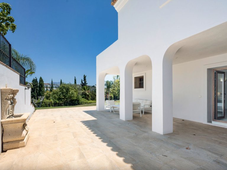 MANSION WITH LARGE GARDEN FOR SALE IN ESTEPONA EAST 23