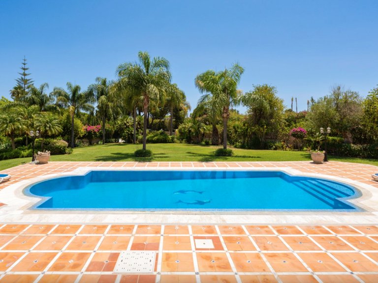 MANSION WITH LARGE GARDEN FOR SALE IN ESTEPONA EAST 6