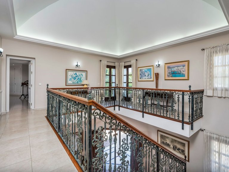 MANSION WITH LARGE GARDEN FOR SALE IN ESTEPONA EAST 10