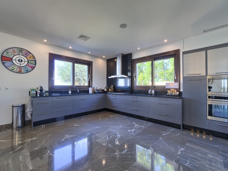 STUNNING VILLA WITH PANORAMIC VIEWS FOR SALE IN LOS FLAMINGOS GOLF, BENAHAVIS 12