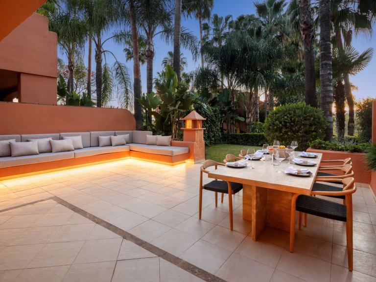 ACOGEDORA CASA ADOSADA EN ALTOS DE PUENTE ROMANO, MARBELLA 1