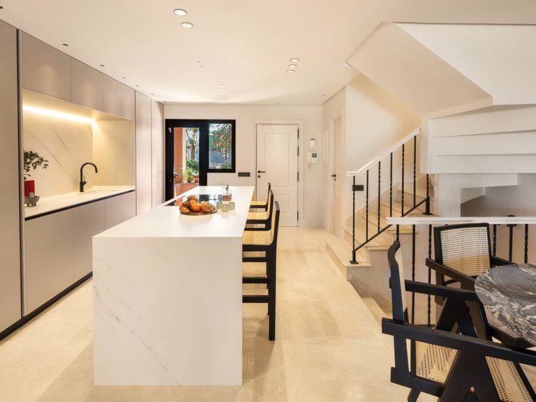 ACOGEDORA CASA ADOSADA EN ALTOS DE PUENTE ROMANO, MARBELLA 8