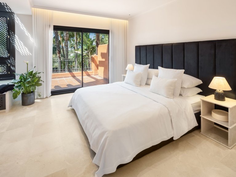 ACOGEDORA CASA ADOSADA EN ALTOS DE PUENTE ROMANO, MARBELLA 11