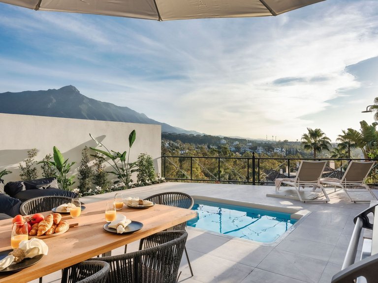 ELEGANT GROUND FLOOR APARTMENT FOR SALE IN NUEVA ANDALUCIA 1
