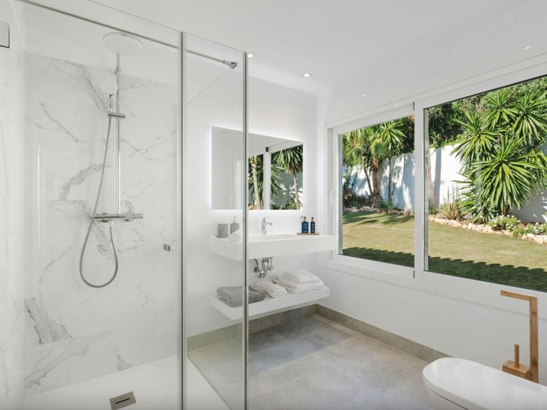 BRIGHT REFURBISHED VILLA FOR SALE IN EL ROSARIO, MARBELLA EAST 24