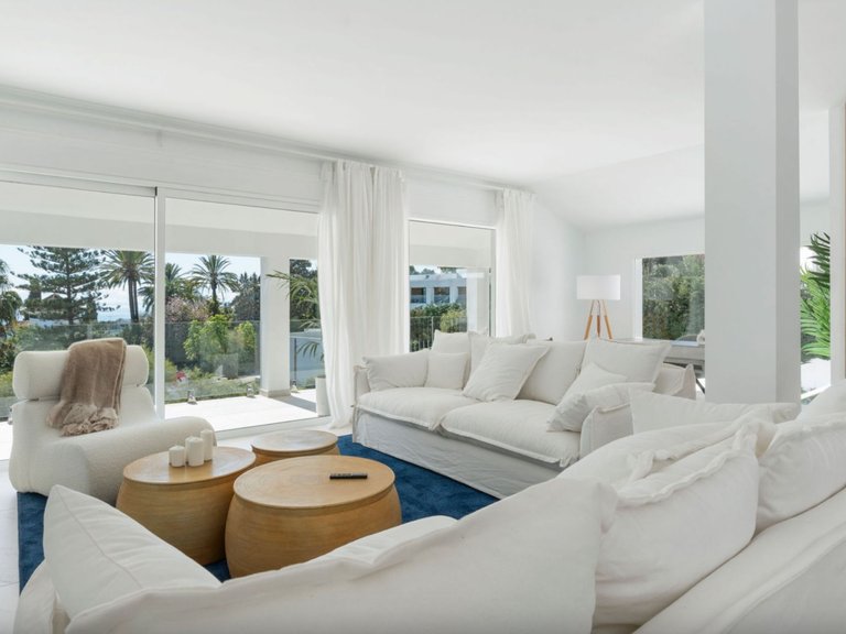 BRIGHT REFURBISHED VILLA FOR SALE IN EL ROSARIO, MARBELLA EAST 17