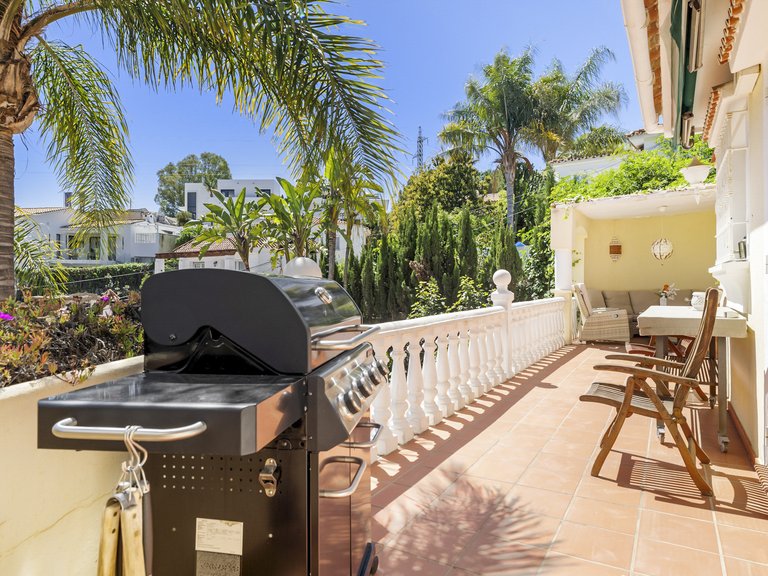 ZAUBERHAFTE TRADITIONELLE VILLA ZUM VERKAUF IN NUEVA ANDALUCIA 2