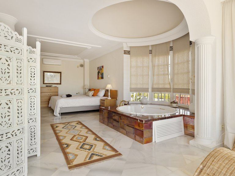 ZAUBERHAFTE TRADITIONELLE VILLA ZUM VERKAUF IN NUEVA ANDALUCIA 19