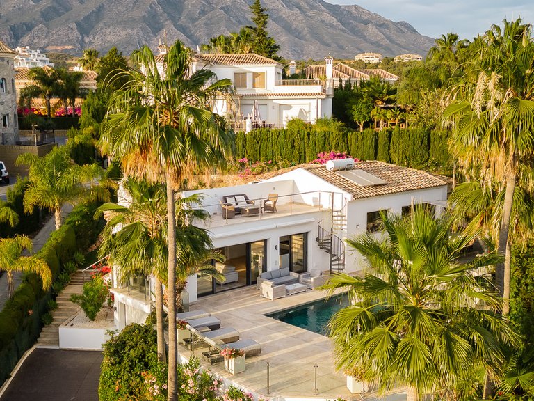 CHARMING FAMILY HOME WITH STUNNING VIEWS FOR SALE IN NUEVA ANDALUCIA, MARBELLA 1