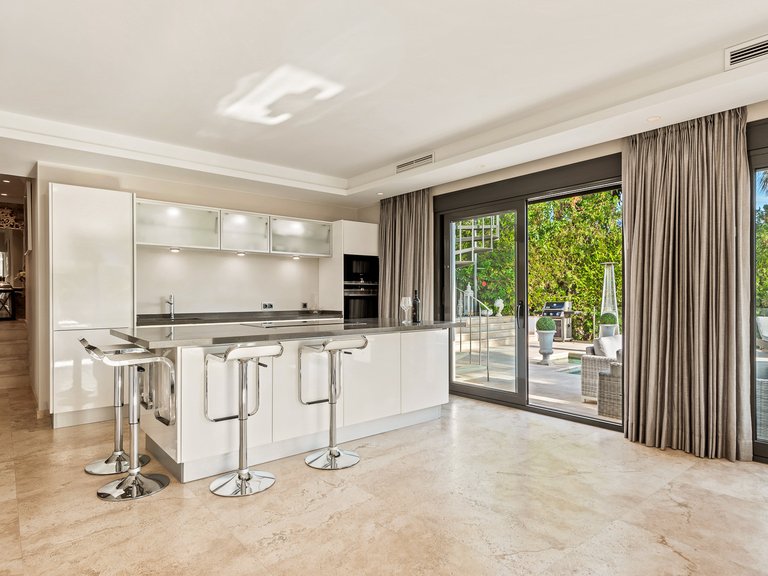CHARMING FAMILY HOME WITH STUNNING VIEWS FOR SALE IN NUEVA ANDALUCIA, MARBELLA 11