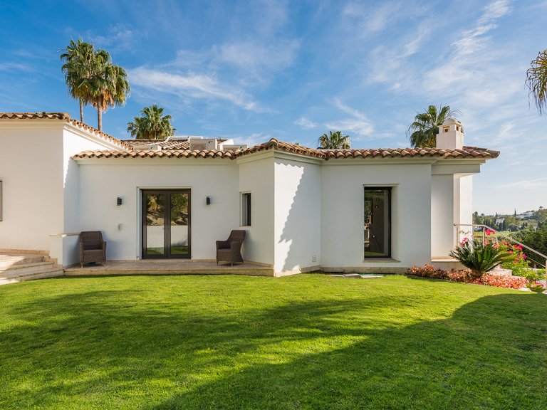 CHARMING FAMILY HOME WITH STUNNING VIEWS FOR SALE IN NUEVA ANDALUCIA, MARBELLA 7