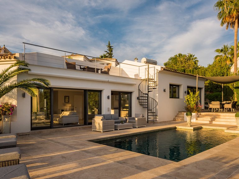 CHARMING FAMILY HOME WITH STUNNING VIEWS FOR SALE IN NUEVA ANDALUCIA, MARBELLA 17