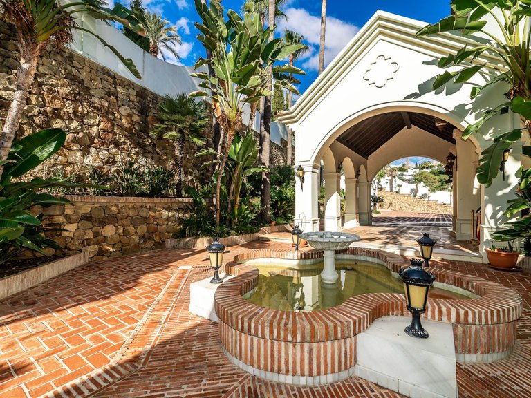 MEDITERANEAN-STYLE GRAND ESTATE FOR SALE IN BENAHAVIS 13