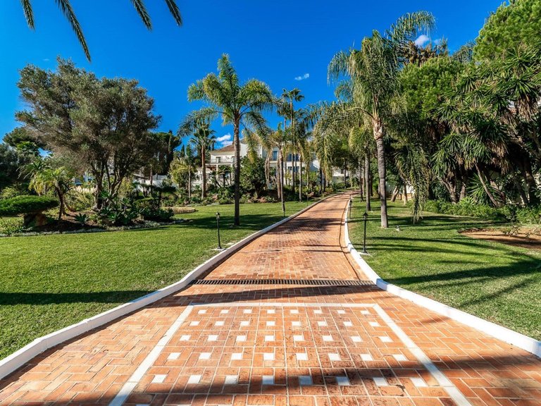 MEDITERANEAN-STYLE GRAND ESTATE FOR SALE IN BENAHAVIS 9