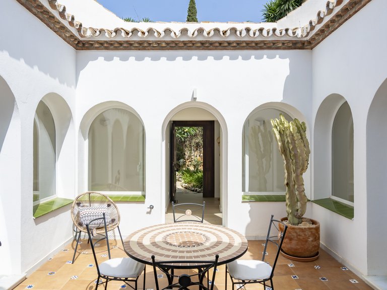 EXQUISITE VILLA OF ANDALUSIAN ARCHITECTURE FOR SALE IN EL PARAISO ALTO, BENAHAVIS 3