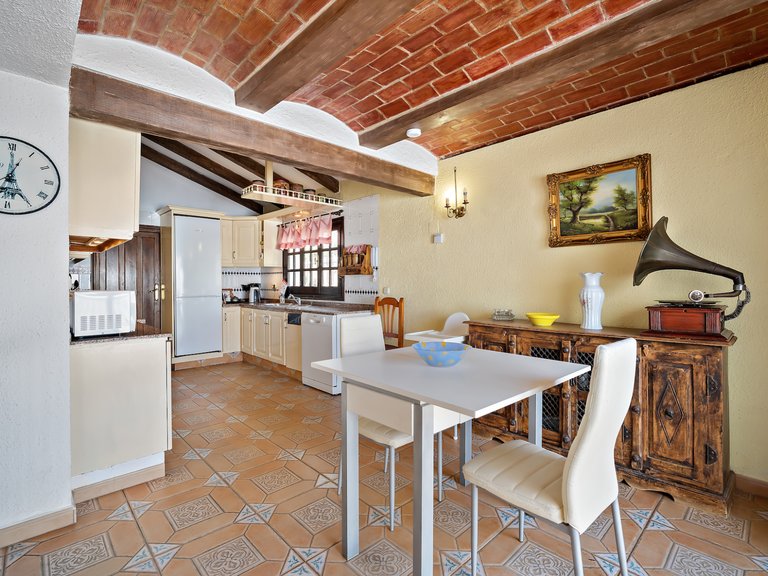 ANDALUSIAN VILLA FOR SALE IN CENTRAL FUENGIROLA 11