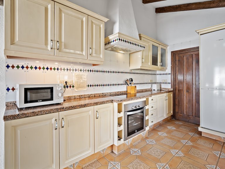 ANDALUSIAN VILLA FOR SALE IN CENTRAL FUENGIROLA 12