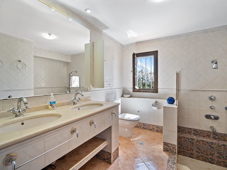 ANDALUSIAN VILLA FOR SALE IN CENTRAL FUENGIROLA 18
