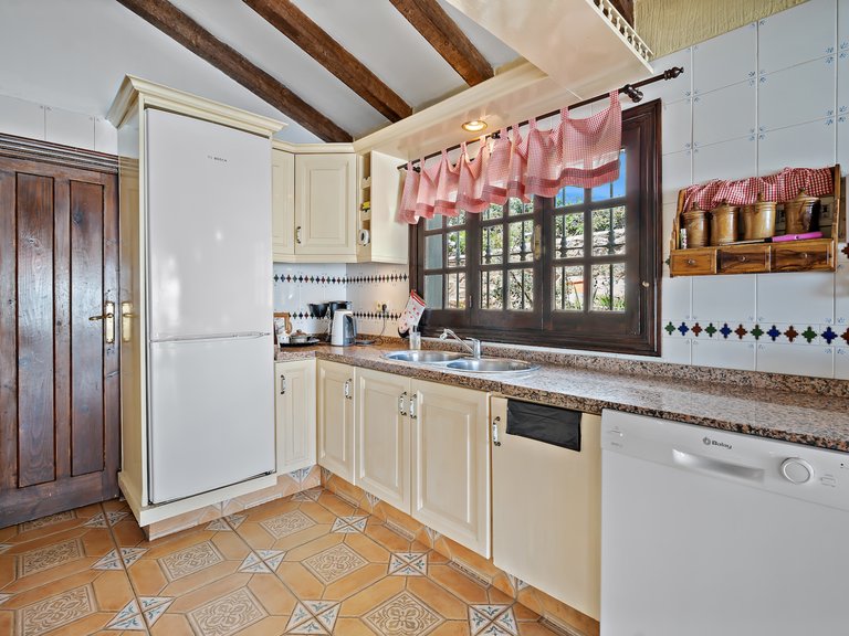 ANDALUSIAN VILLA FOR SALE IN CENTRAL FUENGIROLA 3