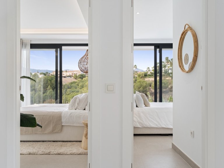 MODERNE GOLFVILLA IN ERSTER LINIE ZUM VERKAUF IN ESTEPONA OST 12
