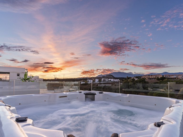 MODERNE GOLFVILLA IN ERSTER LINIE ZUM VERKAUF IN ESTEPONA OST 23