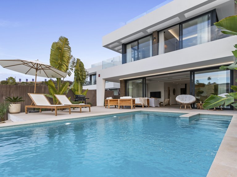 MODERNE GOLFVILLA IN ERSTER LINIE ZUM VERKAUF IN ESTEPONA OST 1