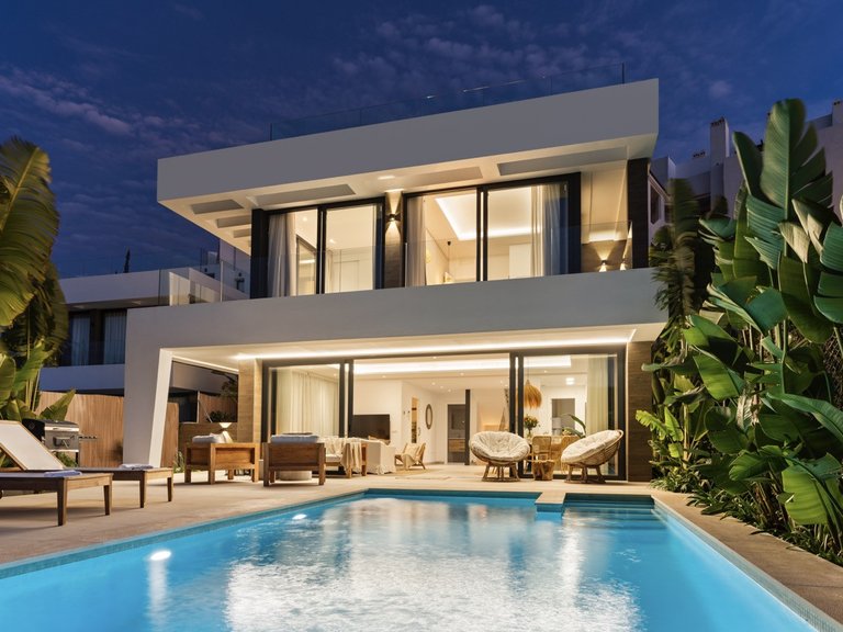 MODERNE GOLFVILLA IN ERSTER LINIE ZUM VERKAUF IN ESTEPONA OST 9