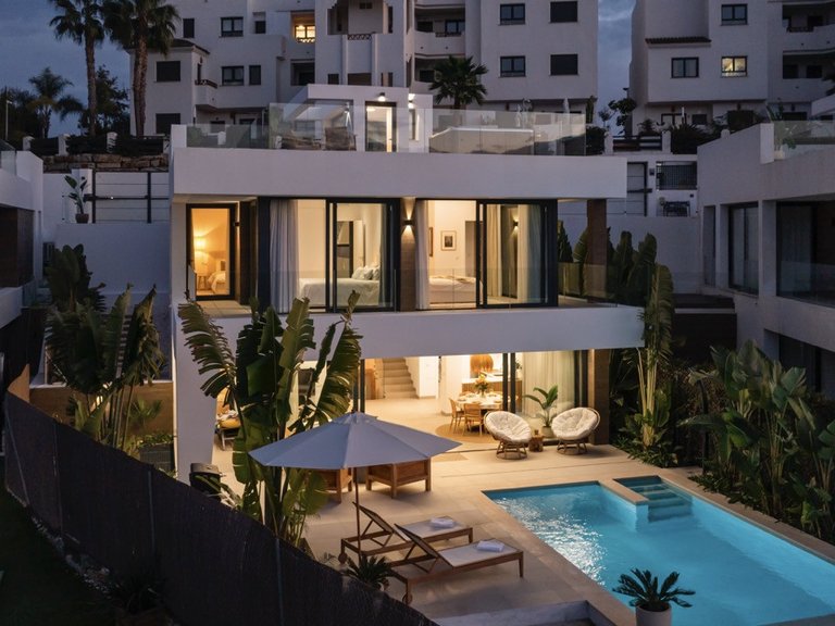 MODERNE GOLFVILLA IN ERSTER LINIE ZUM VERKAUF IN ESTEPONA OST 10