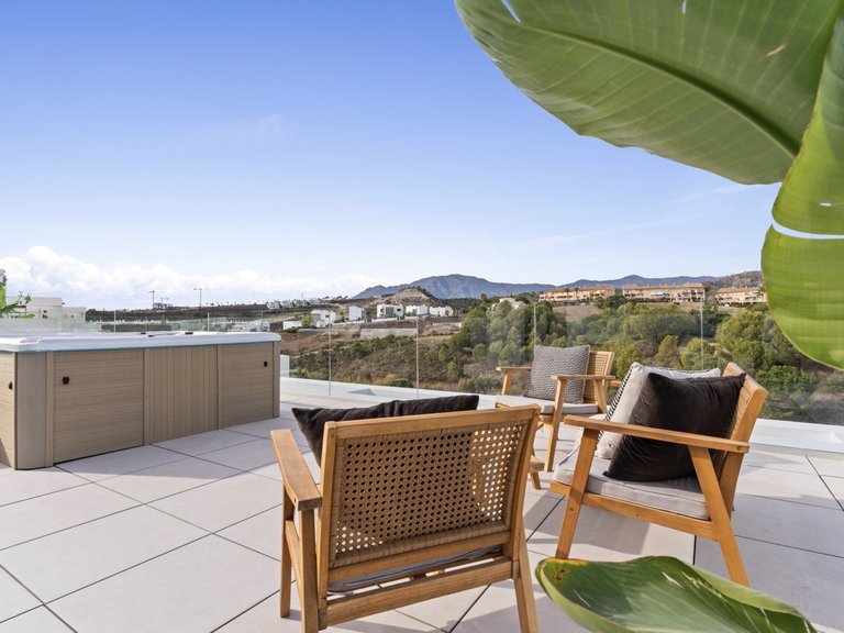 MODERNE GOLFVILLA IN ERSTER LINIE ZUM VERKAUF IN ESTEPONA OST 2