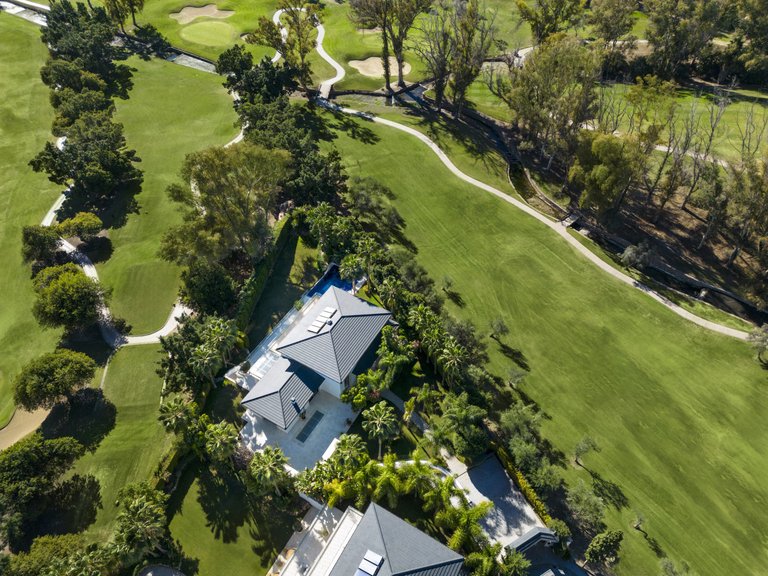 FRONTLINE GOLF VILLA FOR SALE IN NUEVA ANDALUCIA, MARBELLA 24