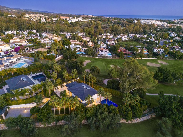 FRONTLINE GOLF VILLA FOR SALE IN NUEVA ANDALUCIA, MARBELLA 25