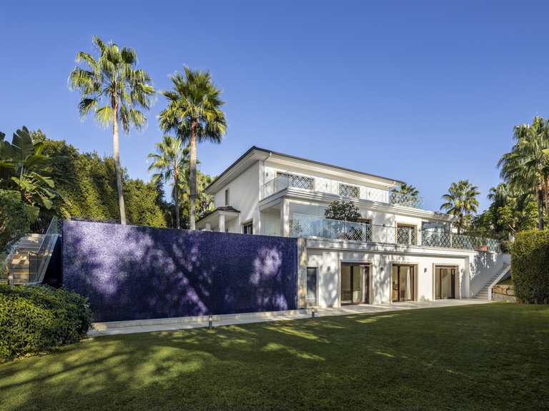 FRONTLINE GOLF VILLA FOR SALE IN NUEVA ANDALUCIA, MARBELLA 23