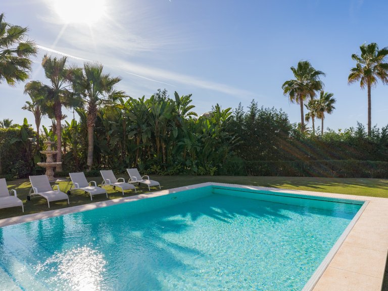 EXQUISITA VILLA EN PRIMERA LÍNEA DE PLAYA EN VENTA EN MARBELLA ESTE 14