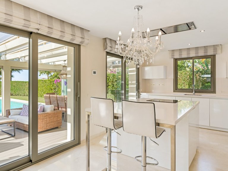 EXQUISITA VILLA EN PRIMERA LÍNEA DE PLAYA EN VENTA EN MARBELLA ESTE 18