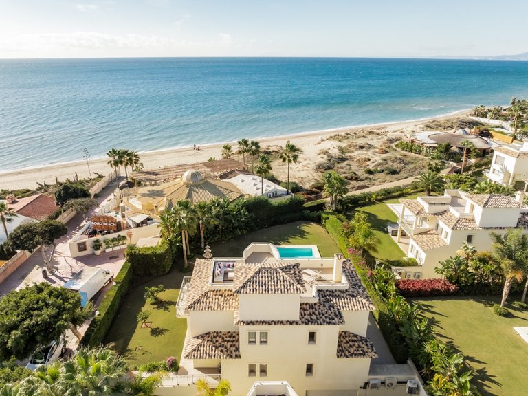 EXQUISITA VILLA EN PRIMERA LÍNEA DE PLAYA EN VENTA EN MARBELLA ESTE 6