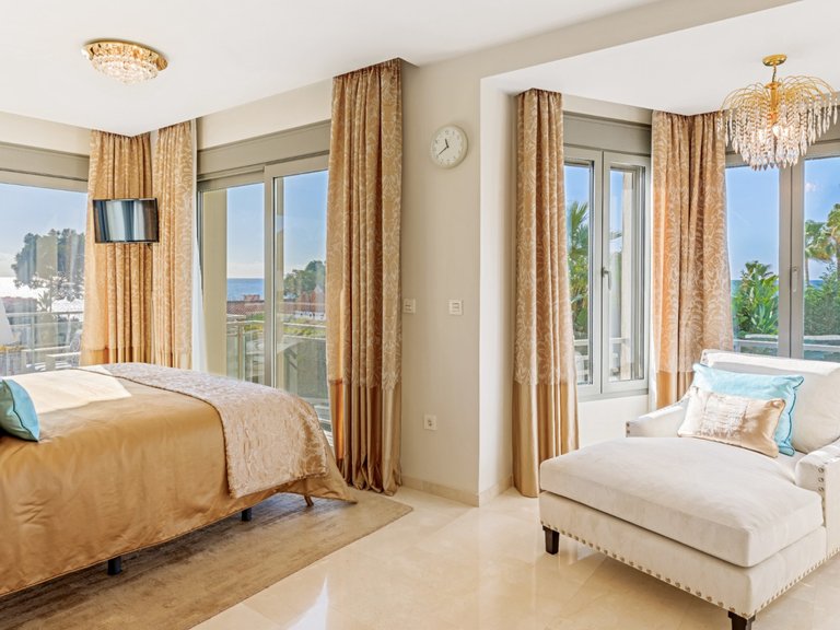 EXQUISITA VILLA EN PRIMERA LÍNEA DE PLAYA EN VENTA EN MARBELLA ESTE 5