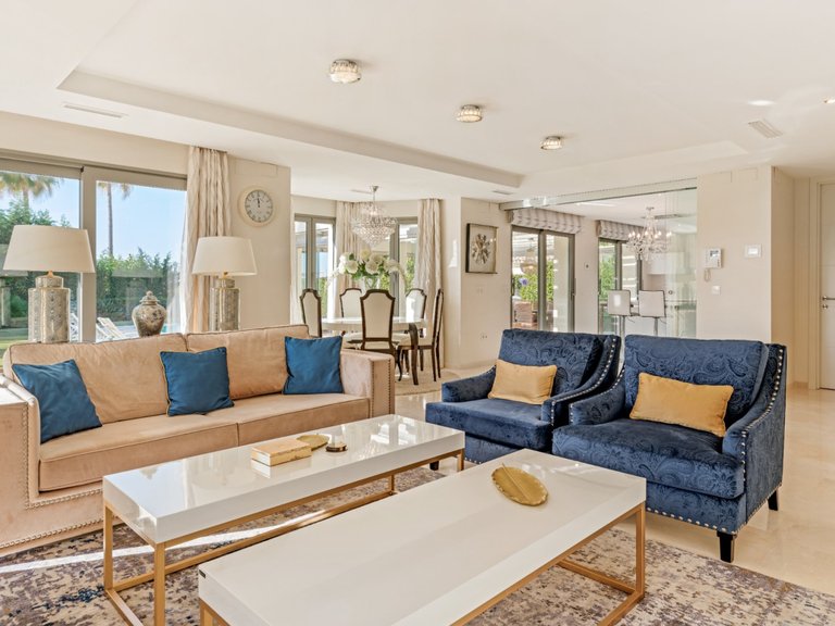 EXQUISITA VILLA EN PRIMERA LÍNEA DE PLAYA EN VENTA EN MARBELLA ESTE 16