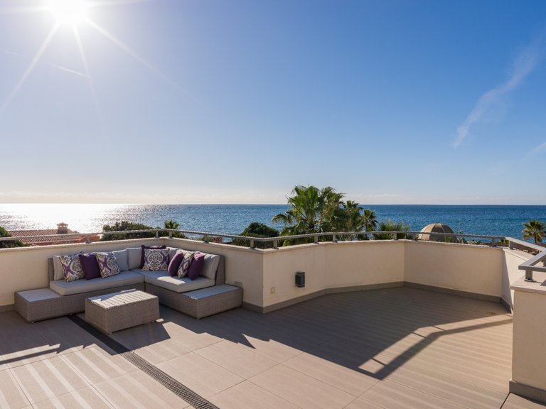 EXQUISITA VILLA EN PRIMERA LÍNEA DE PLAYA EN VENTA EN MARBELLA ESTE 30