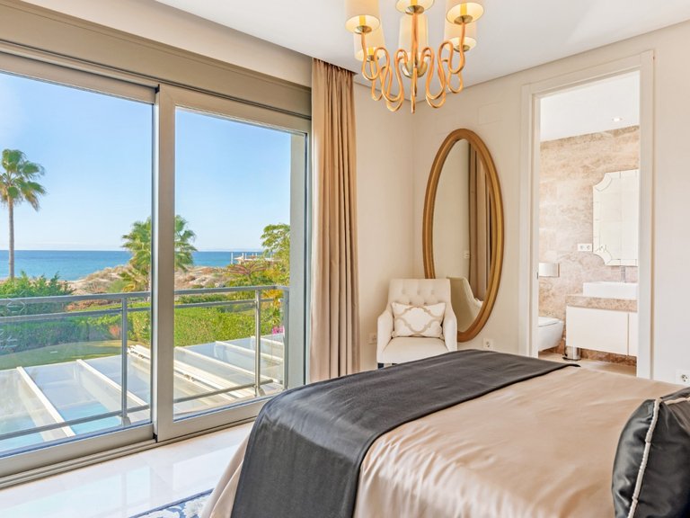 EXQUISITA VILLA EN PRIMERA LÍNEA DE PLAYA EN VENTA EN MARBELLA ESTE 4