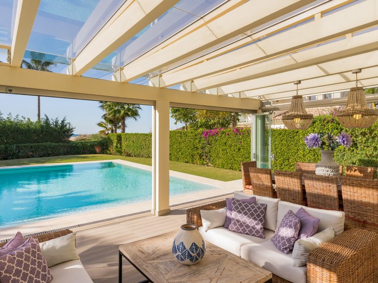 EXQUISITA VILLA EN PRIMERA LÍNEA DE PLAYA EN VENTA EN MARBELLA ESTE 13