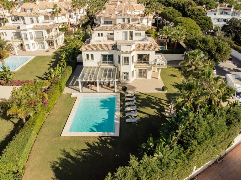 EXQUISITA VILLA EN PRIMERA LÍNEA DE PLAYA EN VENTA EN MARBELLA ESTE 9