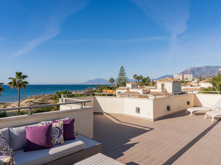 EXQUISITA VILLA EN PRIMERA LÍNEA DE PLAYA EN VENTA EN MARBELLA ESTE 32
