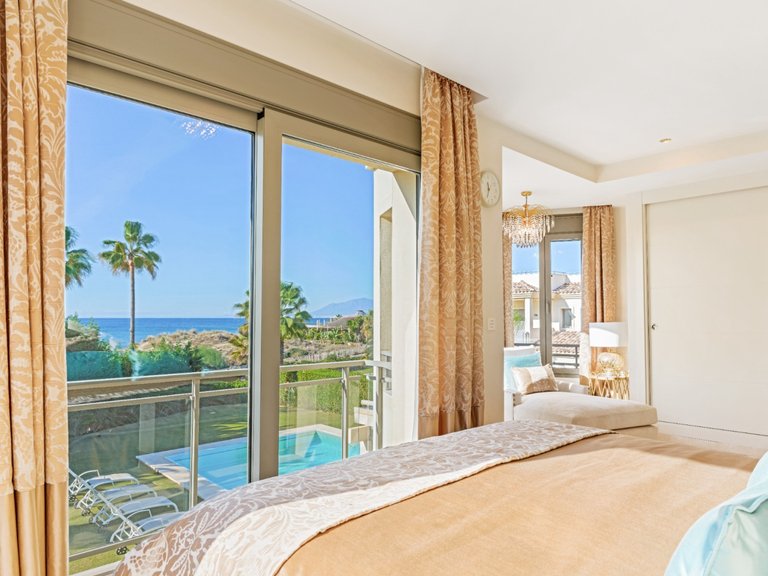 EXQUISITA VILLA EN PRIMERA LÍNEA DE PLAYA EN VENTA EN MARBELLA ESTE 21