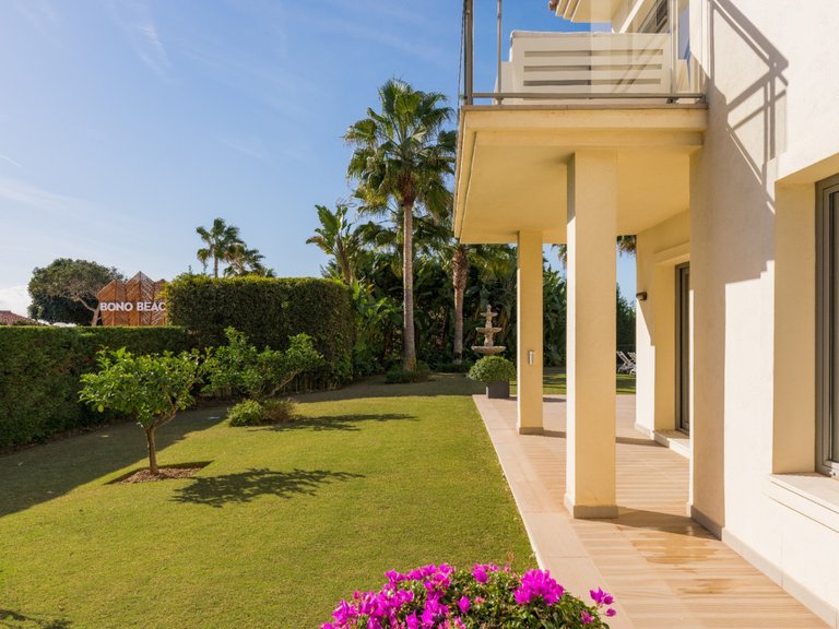 EXQUISITA VILLA EN PRIMERA LÍNEA DE PLAYA EN VENTA EN MARBELLA ESTE 12